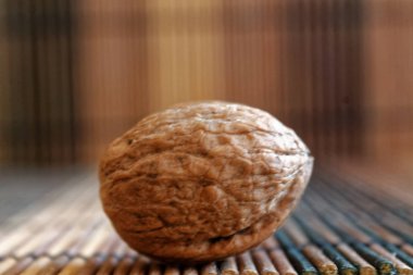 Ceviz yalan bir ahşap bambu tablo, web sitesi veya mobil cihazlar için arka plan üzerine.