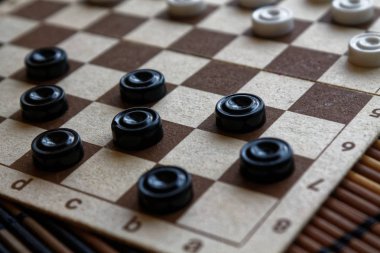 Dama dama oynamak için hazır. Oyun kavramını. Tahta oyunu. Hobi. Dama oyun alanında bir oyun için.