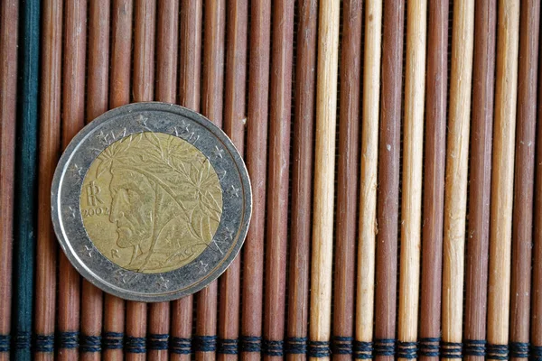 Egy euro pénzérme hazugság fa bambusz tábla megnevezés a 2 euro - hátsó — Stock Fotó