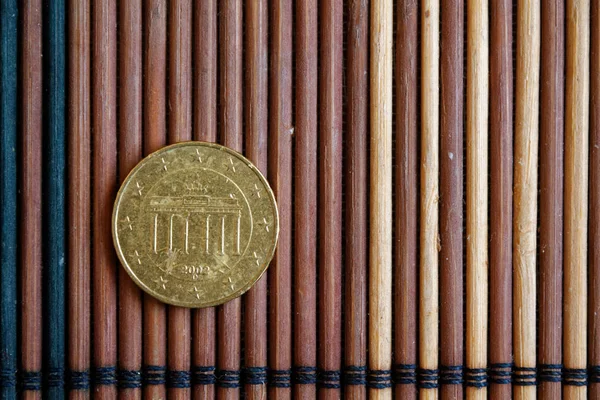 Ψέμα κέρμα ενός ευρώ στο τραπέζι ξύλινο μπαμπού ονομαστική αξία είναι εκατό δέκα ευρώ - πίσω όψη — Φωτογραφία Αρχείου