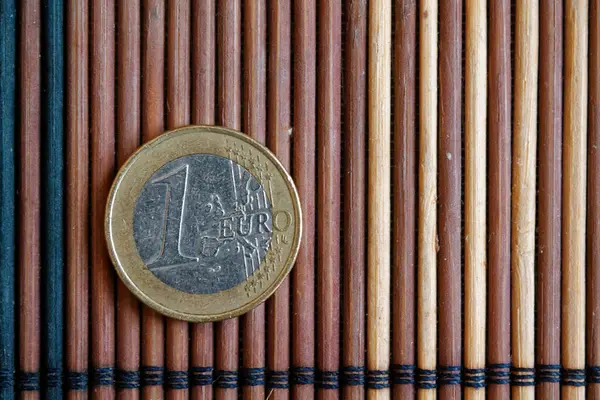 Ψέμα κέρμα ενός ευρώ στο τραπέζι ξύλινο μπαμπού ονομαστική αξία είναι ένα ευρώ — Φωτογραφία Αρχείου