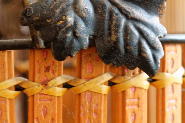 Oude sterke houten planken met stalen sierlijke, close-up achtergrond — Stockfoto