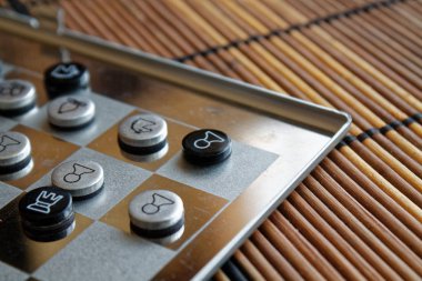 Bir satranç çelik yönetim kurulu ve satranç taşları, Metal satranç taşları yansıması ile bir satranç tahtası üzerinde bir resim ile fotoğraf