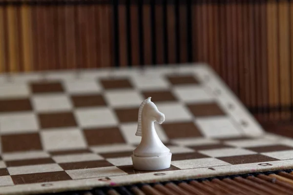 Drewniane szachy deska i figur szachowych z tworzywa sztucznego, na pokładzie — Zdjęcie stockowe