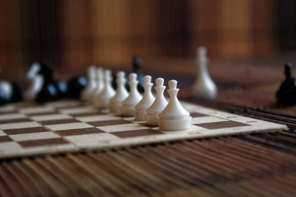 Scacchiera in legno e scacchi in plastica, a bordo — Foto Stock