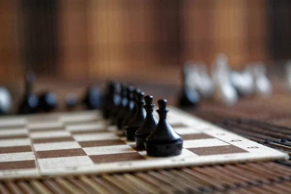 Dřevěné šachy desky a magnetické plastové šachy pěšci na šachovnici — Stock fotografie