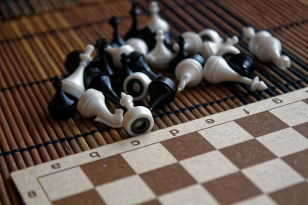 Ajedrez de madera Tablero y piezas plásticas magnéticas de ajedrez, a bordo —  Fotos de Stock