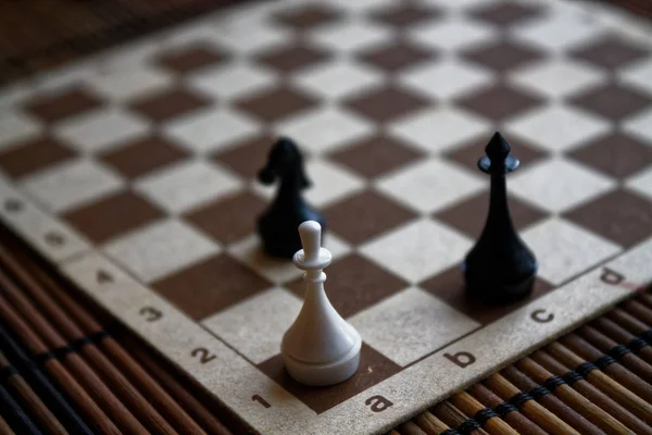 Drewniane szachy deska i kawałki magnetyczne szachy z tworzywa sztucznego, na pokładzie — Zdjęcie stockowe