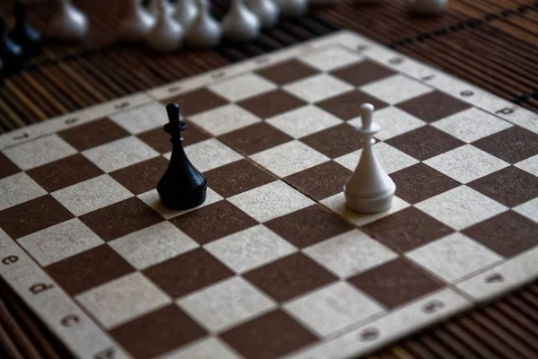 Placa de xadrez de madeira e peças de xadrez de plástico magnético, a bordo — Fotografia de Stock