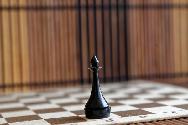 Ajedrez de madera Mesa y rey de ajedrez de plástico, a bordo —  Fotos de Stock