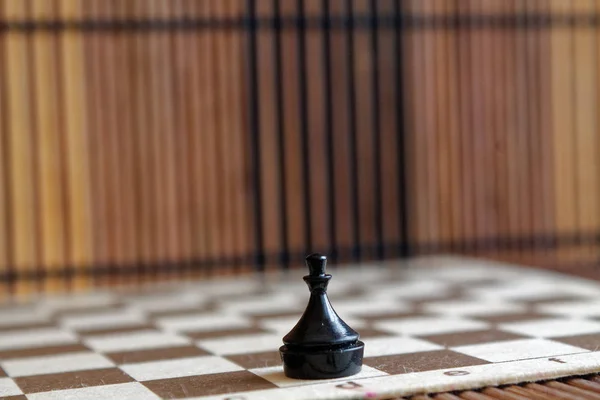 Dřevěné šachy desky a plastové šachový pěšec na palubě — Stock fotografie