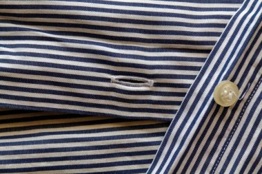 Kumaş dokulu düğmesini ve mavi ve beyaz closeup elimden