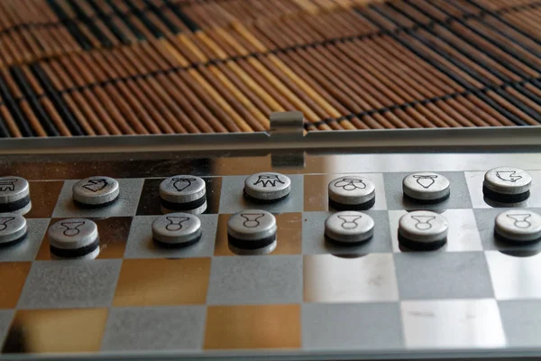 Zdjęcie z wizerunkiem stali pokładzie i szachy szachy, metalowe szachy na szachy deska z odbicia — Zdjęcie stockowe