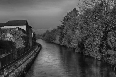 Su kanalı (kanal) ve ağaçlar ve binalar Robbecoo sul Naviglio, İtalya için yansımaları