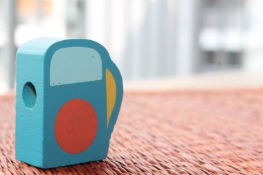 Üzerinde mavi oyuncak benzin istasyonu ile mobilya malzemesi için kahverengi el sanatları örgü doku hasır yüzey geleneksel tay tarzı doğa arka plan