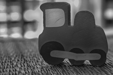 Üzerinde kırmızı oyuncak tren ile mobilya malzemesi için kahverengi el sanatları örgü doku hasır yüzey geleneksel tay tarzı doğa arka plan