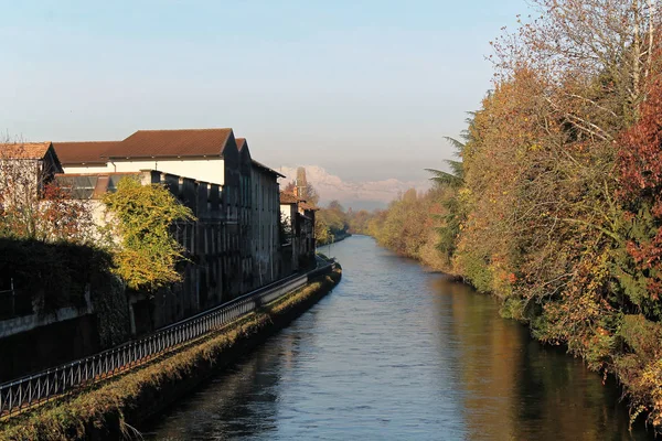 Su kanalı (kanal) ve ağaçlar ve binalar Robbecoo sul Naviglio, İtalya için yansımaları