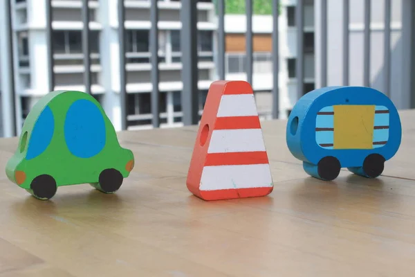 Carros de brinquedo de madeira com pilão de tráfego na mesa . — Fotografia de Stock