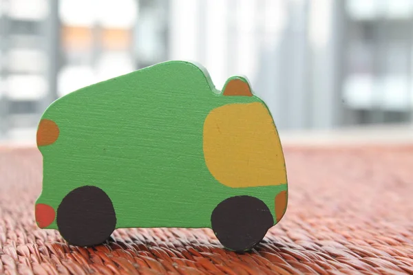Üzerinde yeşil oyuncak araba ile mobilya malzemesi için kahverengi el sanatları örgü doku hasır yüzey geleneksel tay tarzı doğa arka plan — Stok fotoğraf