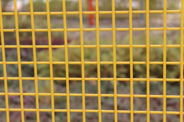 Web siteniz veya mobil cihazlar için bulanık arka plan ile çelik sarı ağlar