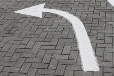 Ok işareti sokakta, asfaltta sola dön