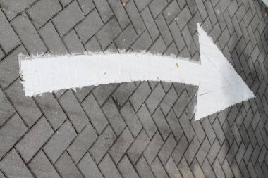 Ok işareti sokakta, açın şu asfalt üzerinde