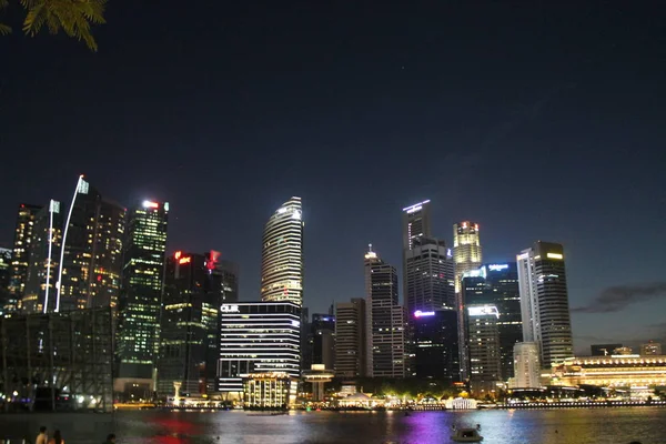 Singapore Stadtsilhouette in der Abenddämmerung, Marina Bay Skyline, singapore. — Stockfoto