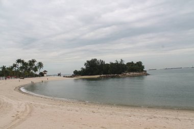 güneşli bir gün güzel bir plaj sentosa Adası