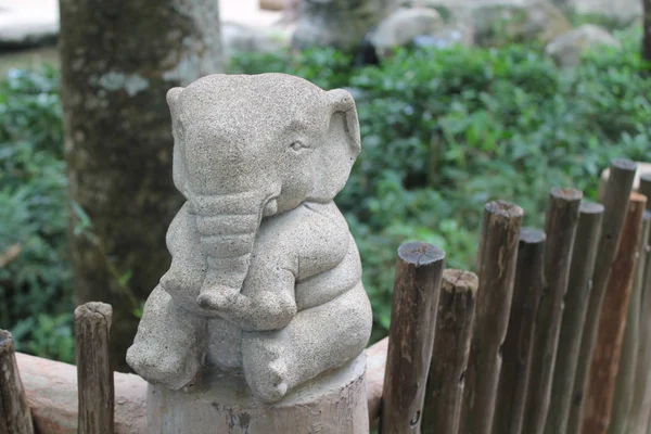 Statue d'éléphant de pierre sur fond nature, vue de face, Clipping — Photo