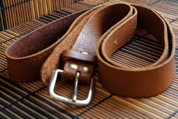 Cinturão de couro marrom elegante no fundo de madeira — Fotografia de Stock