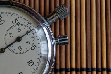 Kronometre, ahşap arka planda, değeri ölçü zaman eski saati ok dakika ikinci doğruluk Zamanlayıcı kaydı retro Vintage antikalar