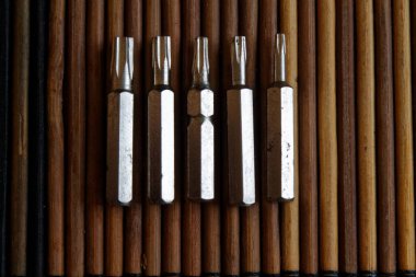 Tornavida (BITS) ahşap arka plan, araçları koleksiyonu dönüş-vida için baş