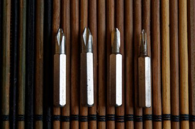 Tornavida (BITS) ahşap arka plan, araçları koleksiyonu dönüş-vida için baş