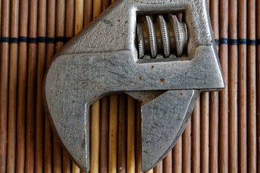 İngiliz anahtarı usta aracı ahşap masa, anahtar araçlar koleksiyonu, vintage tarzı.
