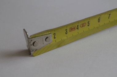 Beyaz arka plan üzerinde izole mezura (rulet)