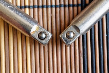 Ahşap arka plan, İngiliz anahtarı bölümü üzerinde anahtar bağlantı elemanları