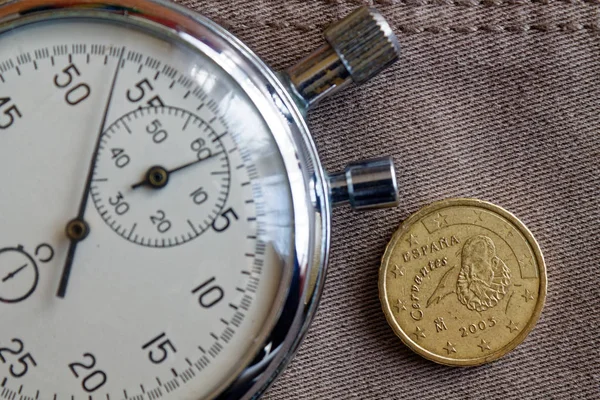 10 유로 센트 (뒷면)와 오래 된 베이지색 청바지 배경-사업 배경에 스톱 워치의 명칭으로 유로 동전 — 스톡 사진
