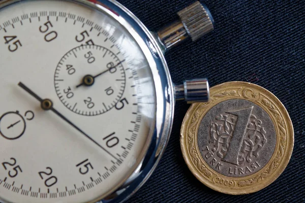 土耳其硬币的面额为1里拉和秒表在黑色牛仔裤背景-商业背景 — 图库照片