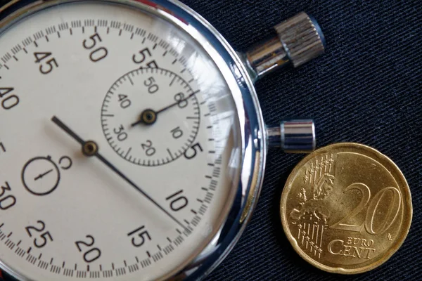 Pièce en euros avec une valeur nominale de 20 centimes d'euros et chronomètre sur fond de denim noir - fond d'affaires — Photo