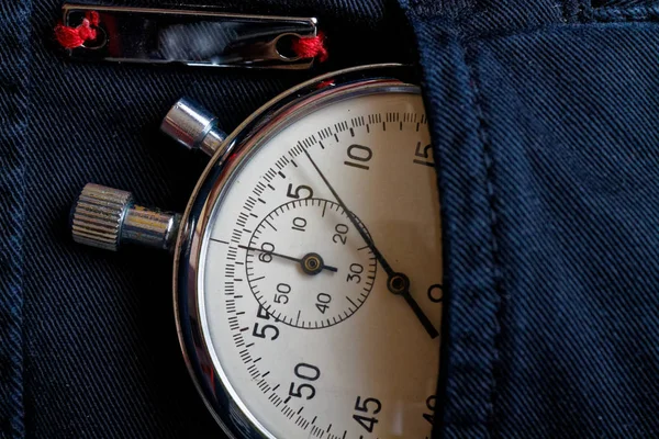Antika antika kronometre, siyah kot cebine yansıması ile plank, değeri ölçü zaman, eski saati ok dakika, ikinci doğruluk Zamanlayıcı kaydı — Stok fotoğraf