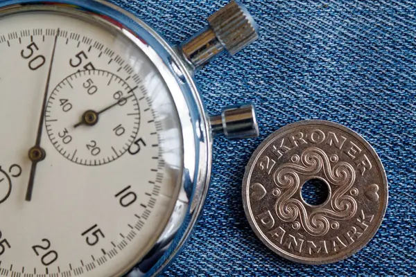 2 크로네 (크라운) 및 착용된 블루 데님 배경-사업 배경에 스톱 워치의 명칭으로 덴마크 동전 — 스톡 사진