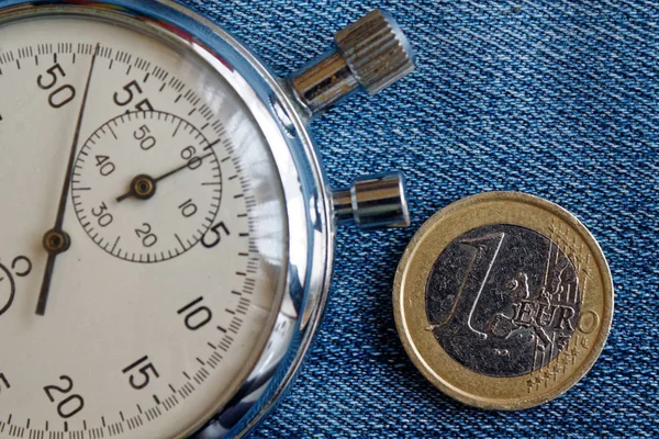 1 ユーロと着用デニム背景 - ビジネスの背景にストップウォッチの名称とユーロ硬貨 — ストック写真