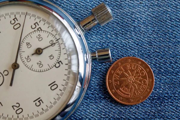 2 ユーロ セント (奥側) と着用デニム背景 - ビジネスの背景にストップウォッチの名称とユーロ硬貨 — ストック写真