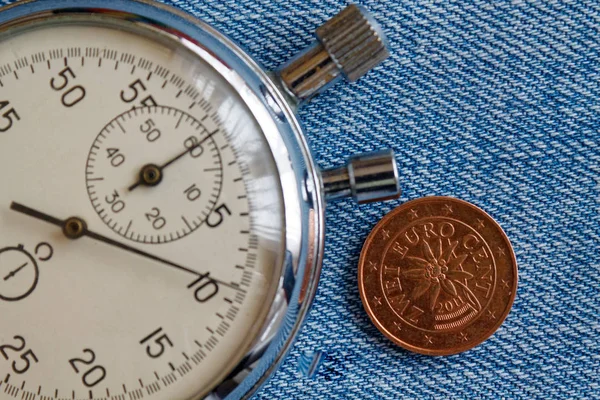 Pièce en euros avec une valeur unitaire de deux cents euros (face arrière) et chronomètre sur fond de denim bleu - arrière-plan de l'entreprise — Photo