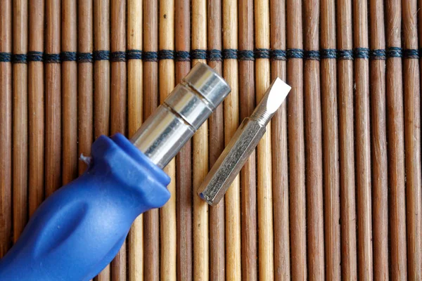Kopf für Schraubendreher (Bit) mit Drehschraube auf Holzgrund, Werkzeugsammlung — Stockfoto