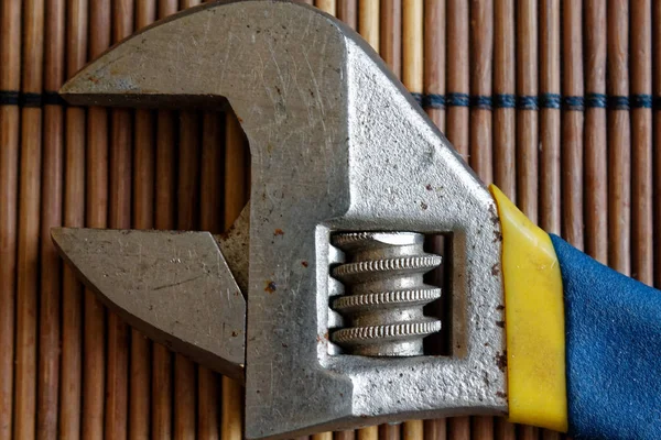 Schraubenschlüssel Handwerker Werkzeug auf Holztisch, Schraubenschlüssel Werkzeuge Sammlung, Vintage-Stil. — Stockfoto