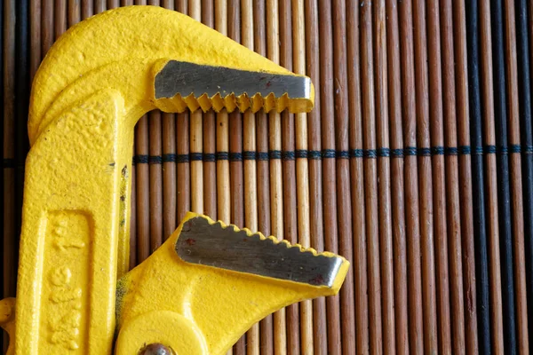 Kopf von Schraubenschlüssel Handwerker Werkzeug auf Holztisch, Schraubenschlüssel Werkzeuge Sammlung, Vintage-Stil. — Stockfoto