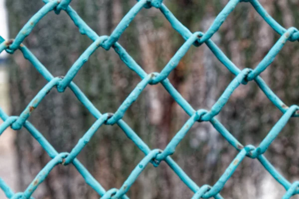 Μπλε χάλυβα δίχτυα ή πλέγμα με θολή υπόβαθρο για τοποθεσία web ή κινητών συσκευών — Φωτογραφία Αρχείου