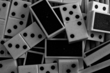 Domino adet bambu kahverengi ahşap masa arka plan üzerinde kaotik yığını
