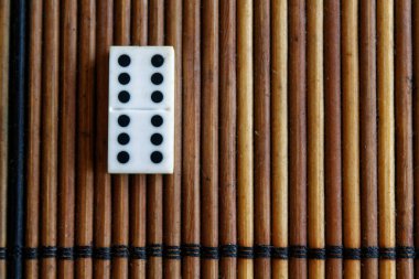 Bambu kahverengi ahşap masa arka plan üzerinde Domino parça. Domino seti - 6-6 nokta.